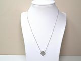 collier en argent avec un pendentif en forme de cœur sur un mannequin