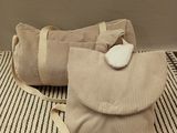 deux sacs posés sur un tapis rayé