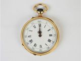 une montre de poche en or avec des chiffres romains sur le cadran