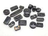 beaucoup d'objets noirs posés sur une surface blanche