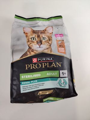 le chat est assis dans un sac de nourriture pour chats « Prop Plan »