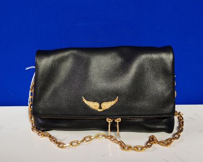 un sac à main en cuir noir orné d'ailes dorées