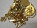 un collier en or orné d'une pièce et d'une médaille
