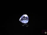 gros plan d'un diamant bleu sur une surface noire