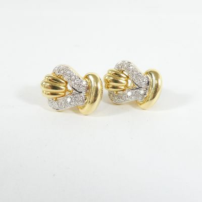 une paire de boucles d'oreilles en or et diamants