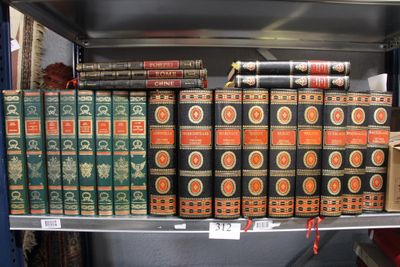 de nombreux livres qui se trouvent sur une étagère dans un magasin