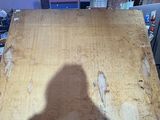 l'ombre d'une personne assise à une table