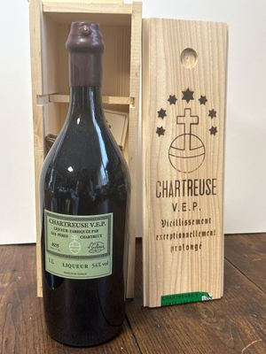 une bouteille de vin dans un coffret en bois sur une table