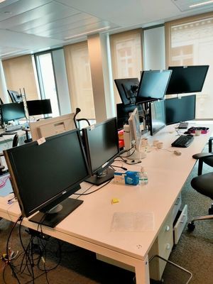 un bureau équipé de deux écrans et d'un clavier