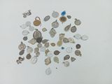 une photo montrant un tas de pièces de monnaie posées sur une surface blanche