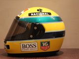 un casque de course jaune et bleu posé sur une table en bois
