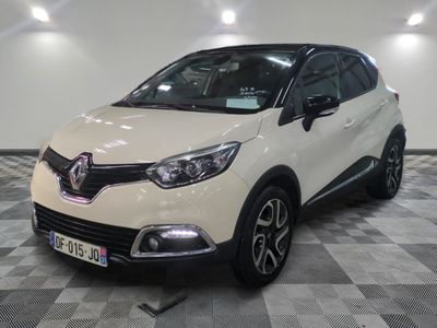 la voiture blanche est garée sur un sol en damier dans le garage