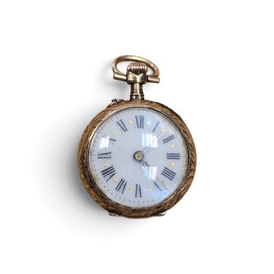 une montre de poche en or avec des chiffres romains
