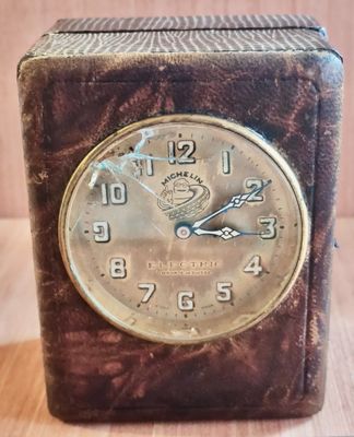 une petite horloge posée sur une table