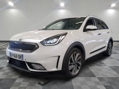une voiture blanche garée dans une pièce au sol en damier