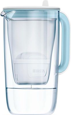 une carafe à eau avec une anse, sur fond blanc
