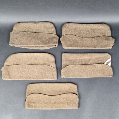quatre morceaux de tissu beige posés sur une table