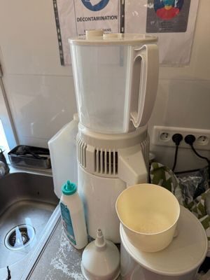 un mixeur et un saladier posés sur le plan de travail d'une cuisine