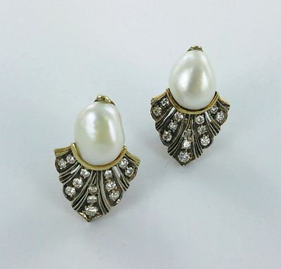 une paire de boucles d'oreilles en perles et diamants