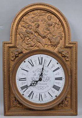 une horloge dorée ornée de chiffres romains et d'anges