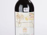 une bouteille de vin posée sur une table