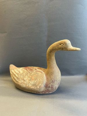 un petit canard posé sur une table