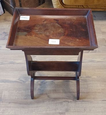 une petite table en bois avec un plateau en verre, posée sur un parquet en bois massif