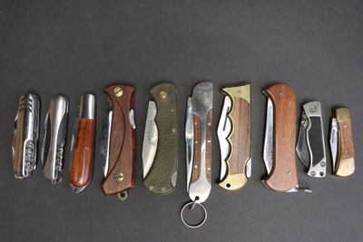 plusieurs types de couteaux alignés sur une table