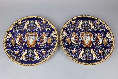 deux assiettes bleues et dorées ornées d'un motif représentant des lions