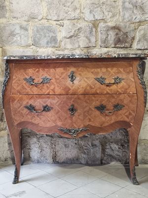 une commode en marbre dans une pièce