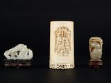 trois figurines chinoises en ivoire sculpté et une figurine en ivoire sculpté