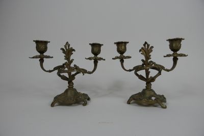 paire de candélabres anciens en laiton avec fleurs et feuilles