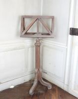 LUTRIN en chêne mouluré et sculpté reposant sur un piétement…