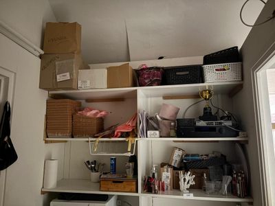 une pièce avec beaucoup de boîtes sur les étagères