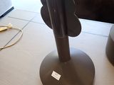 une table sur laquelle se trouve un vase