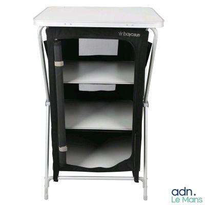 une photo d'une armoire en noir et blanc sur laquelle se trouvent des feuilles de papier