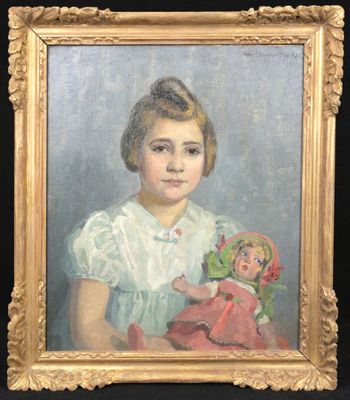 tableau représentant une jeune fille tenant une poupée, dans un cadre doré