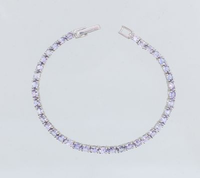 un bracelet en or blanc serti de tanzanite et de diamants