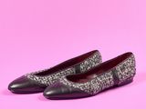 un gros plan sur une paire de chaussures sur fond rose