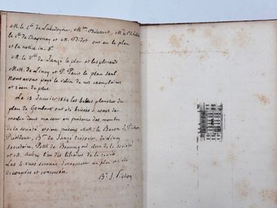 un livre écrit posé sur une table