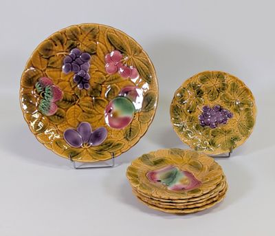 trois assiettes jaunes et violettes ornées de fleurs