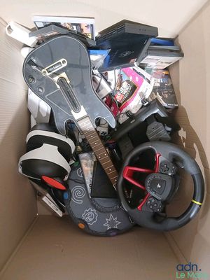 une boîte en carton contenant une guitare, un casque audio et d'autres objets