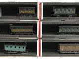 six wagons sont représentés dans un cadre sur un fond blanc