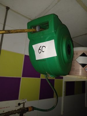 un tuyau vert fixé au mur