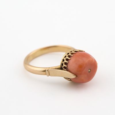 une image représentant une bague en or sertie d'un corail