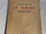 un vieux livre sur lequel est dessiné le visage d'un homme