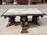 une table sur laquelle se trouve une statue, au milieu de la pièce