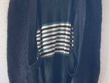 un pull suspendu à un cintre sur un mur blanc