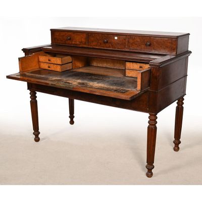 un petit bureau surmonté d'un tiroir