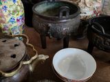 de nombreux vases et bols de toutes sortes sur la table